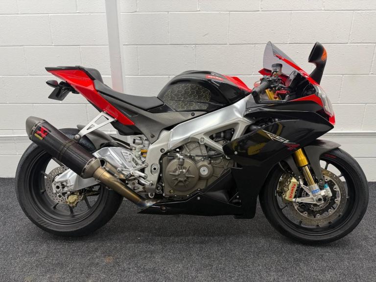 APRILIA RSV4 FACTORY ** AKRAPOVIC EXHAUST - OHLINS SUSPENSION - NOV 26 MOT **
