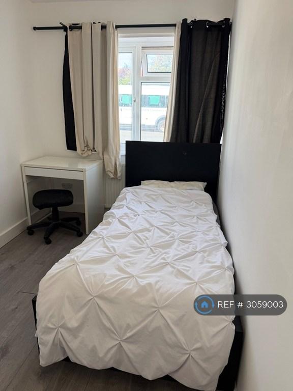 1 bedroom in Hyde Crescent, London, NW9 (#3059003)