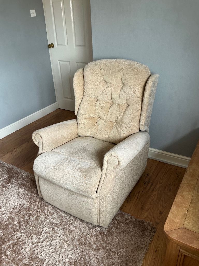 Celebrity Cream Electric Recliner Lift Chair - Good Condition