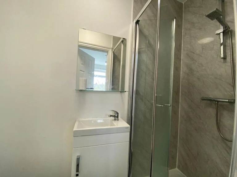 Ensuite Studio Room in London , Feltham TW135JT Near Heathrow Airport