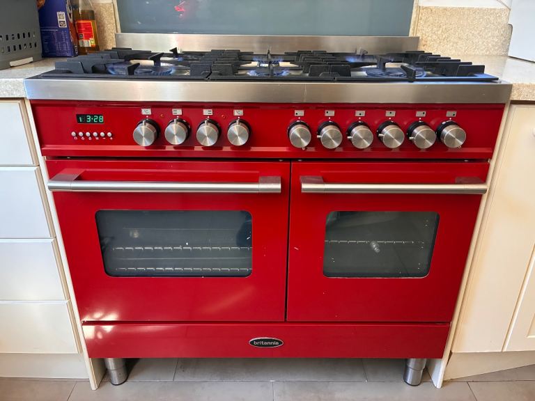 6 Burner Britannia Cooker - Gas Hob / Electric Oven - Red - Recently Serviced