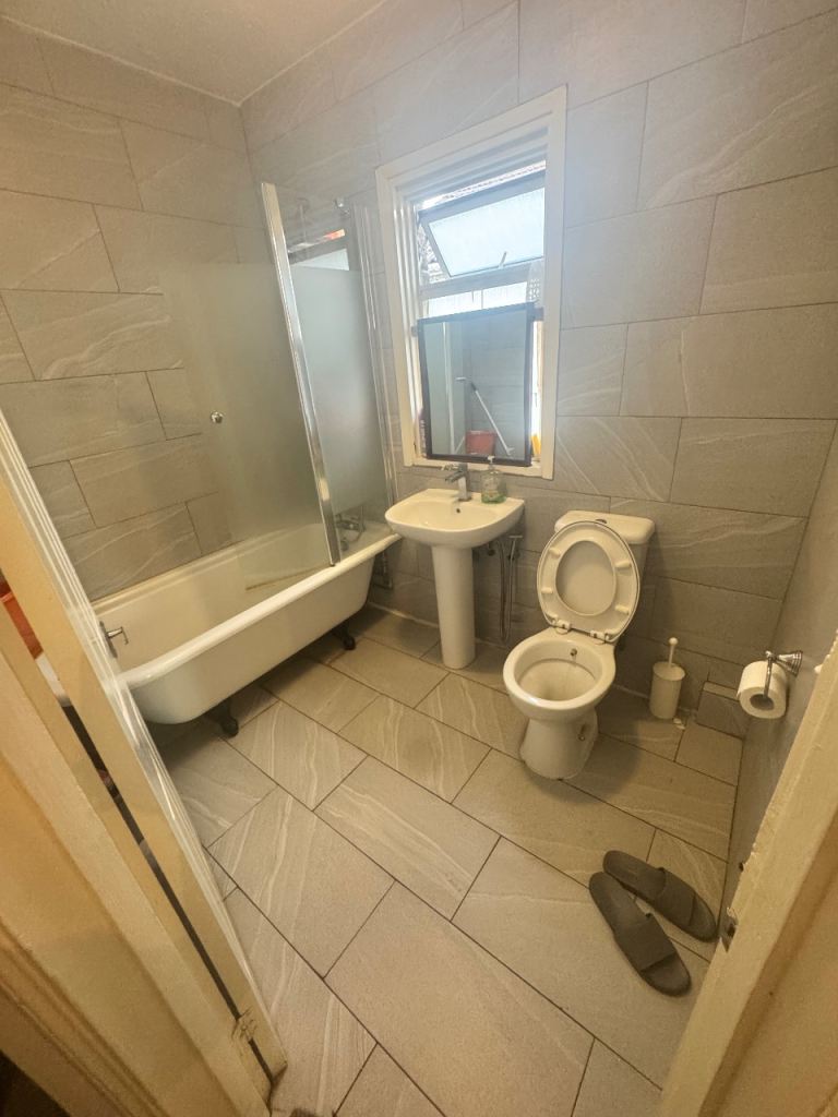 Large Room for rent 