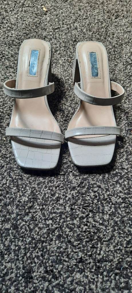 Grey Block Heel Sandals – Good Condition