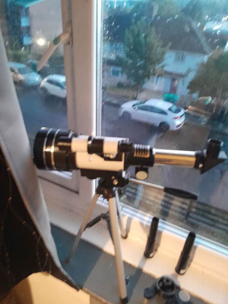 White & Black Refractor Telescope with Tripod – AS NEW