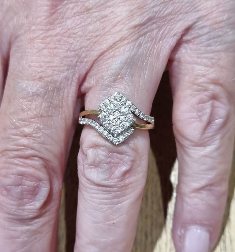 Gold 9ct Diamond cluster ring.  0.50ct. 