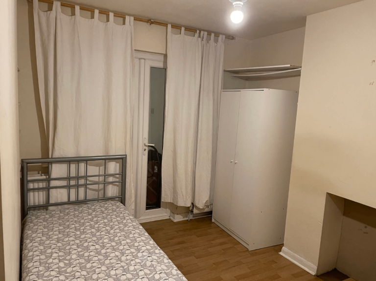 Spacious 3-Bed House for Rent – IG7 5JY