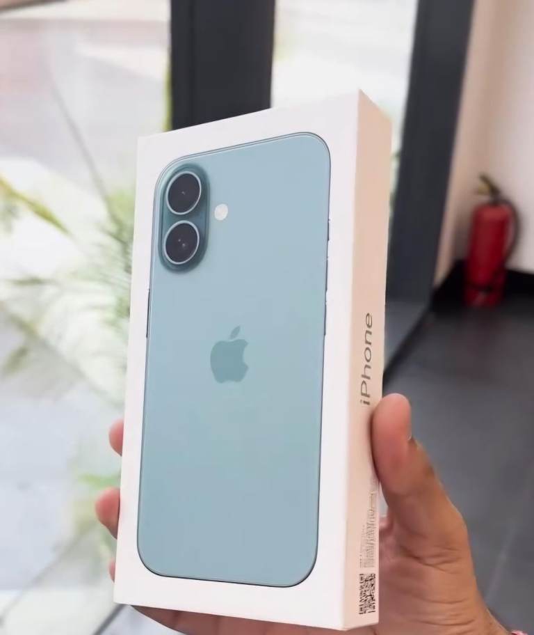 Brand New Apple Iphone 16 Unlocked One Year Apple Warranty  