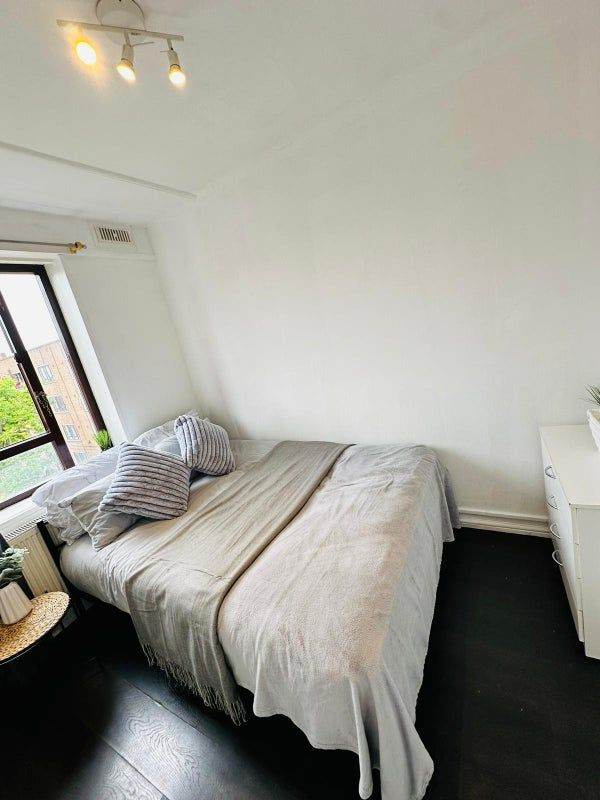 🌻Two Rooms Available in Well-connected House with Balcony - Steps From Dalston Station!
