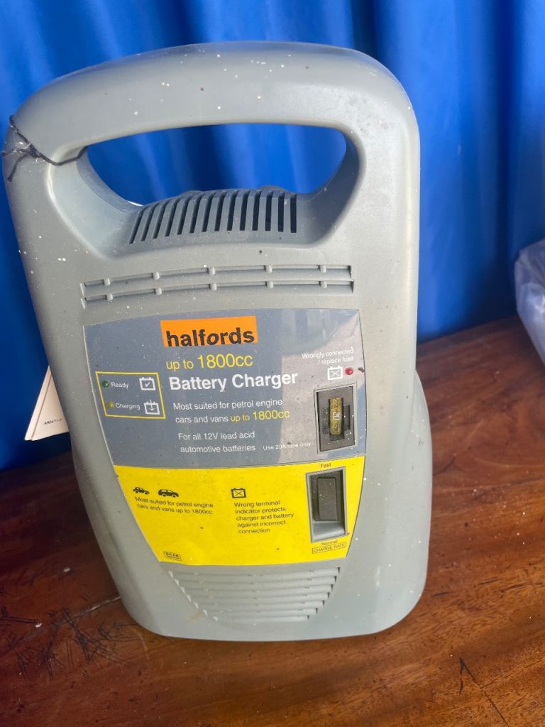 HALFORDS BATTERY CHARGER