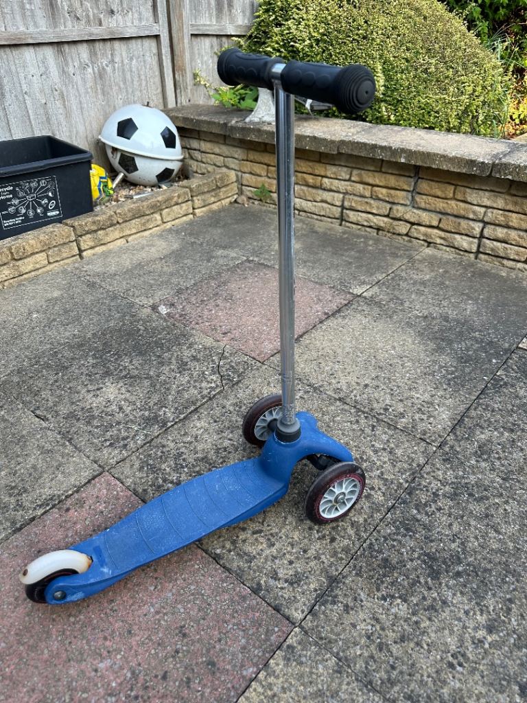 Blue Three-Wheel Kids Scooter – Good Condition