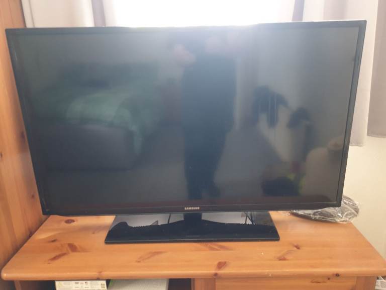 Samsung Flat Screen TV – Good Condition, Black