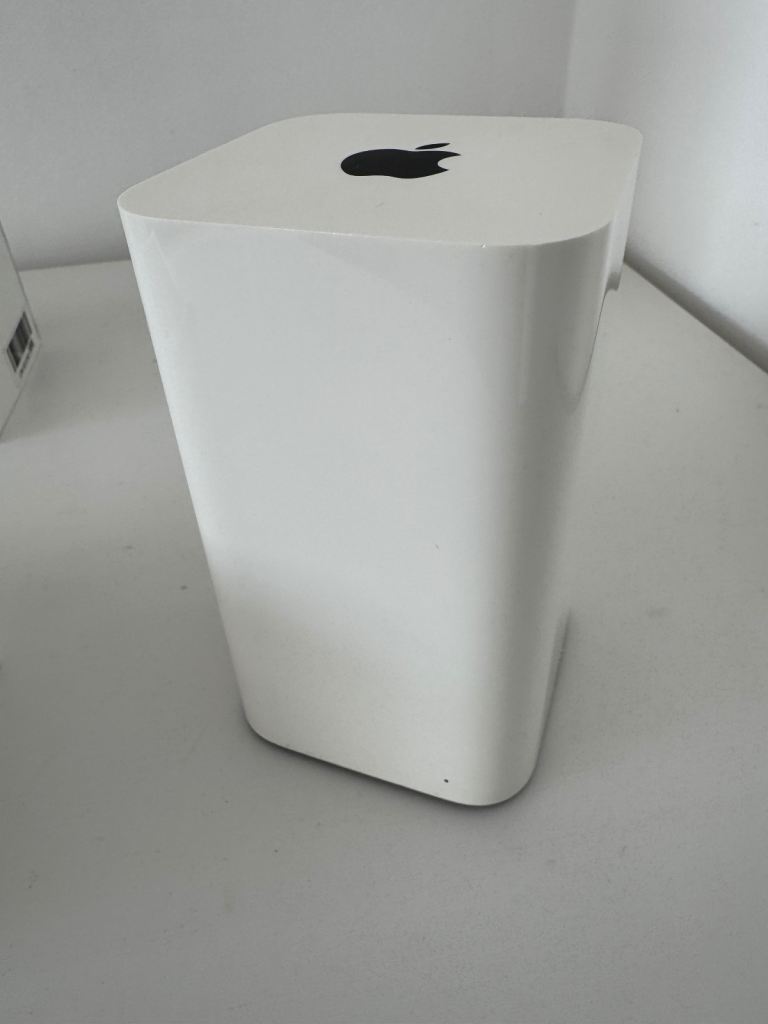 Apple Airport Xtreme wifi router