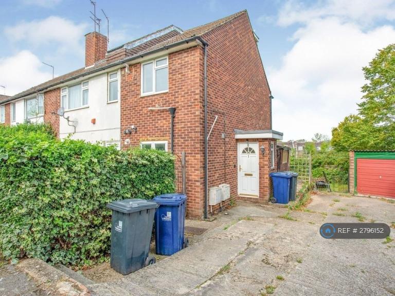 4 bedroom flat in New Court, Northolt, UB5 (4 bed) (#2796152)