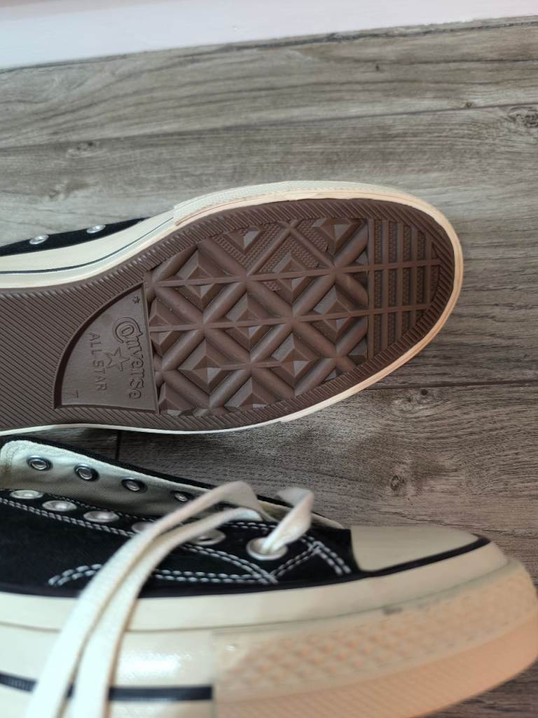 Converse shoes size 7 brand new 