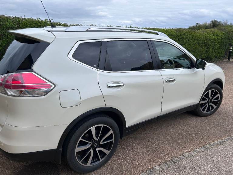 One careful owner Nissan XTRAIL Techna AUTO in purlescent white 