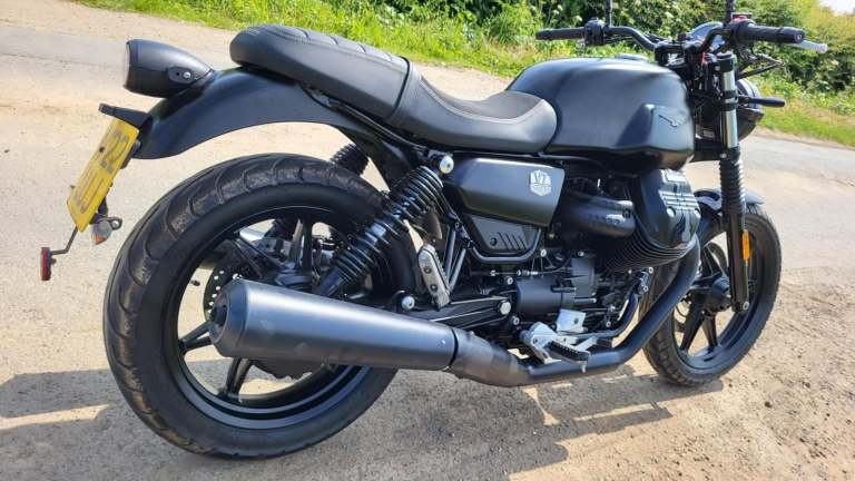 2022 22 MOTO GUZZI V7 IV STONE 3k MILES ONLY BLACK RETRO NAKED CLASSIC STYLING