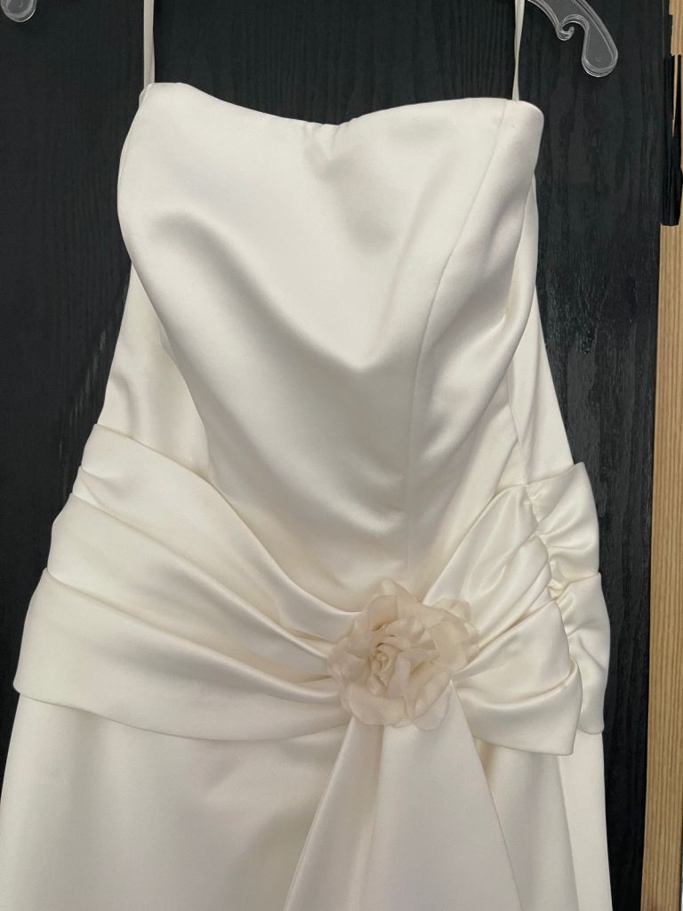 Gorgeous ivory wedding dress size 10