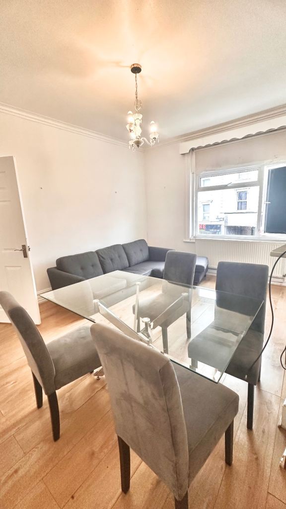 2 BED FLAT📍TRIANGLE BY LIBRARY- BOURNEMOUT. BH2 5RY      