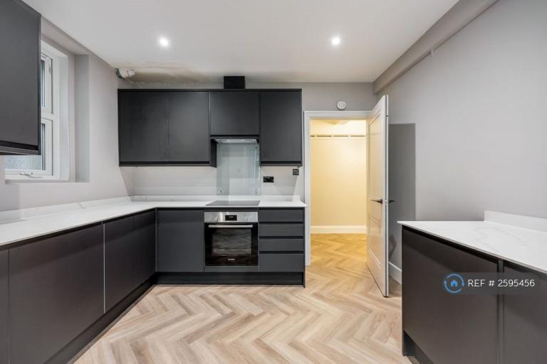 4 bedroom flat in Richmond Chambers, Bournemouth, BH2 (4 bed) (#2595456)