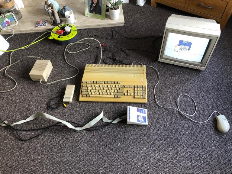 Commodore Amiga 500 with Monitor, Mouse, and Accessories – Good Condition