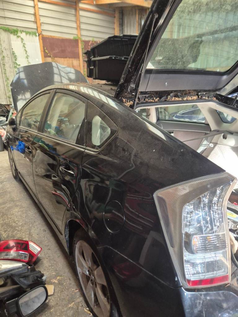 2011 toyota prius breaking