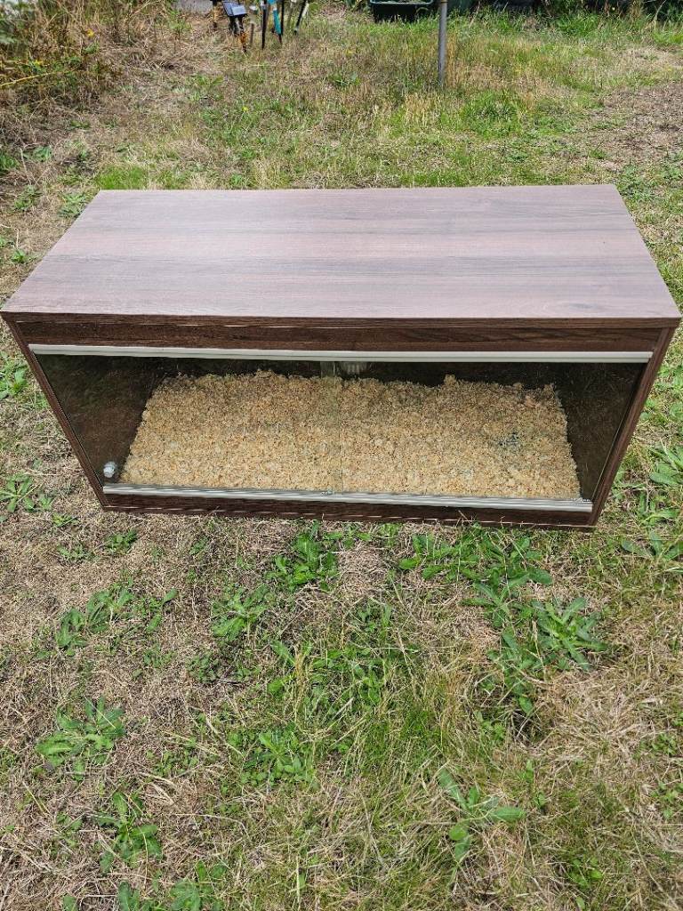Vivexotic 3ft vivarium with hide and substrate 