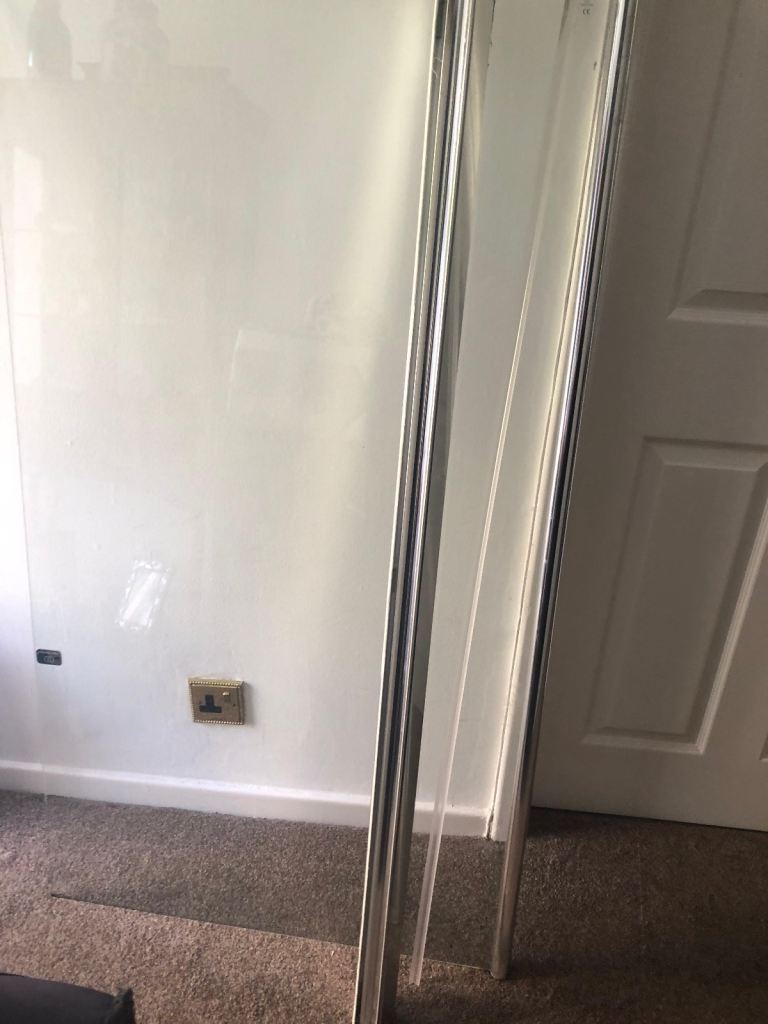 Bath shower screen
