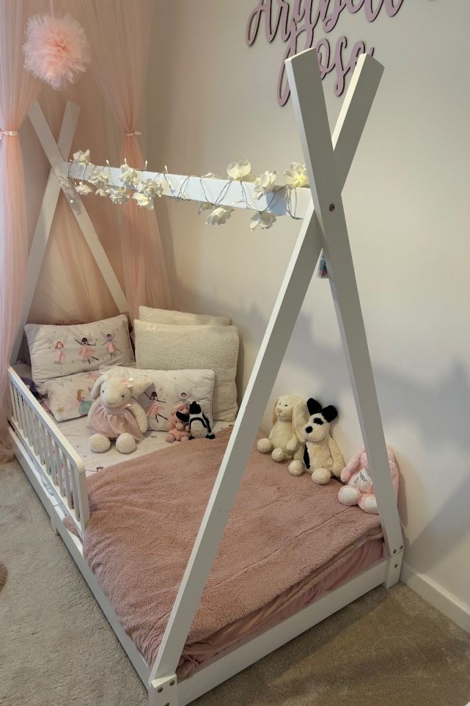 Floor bed with mattress 