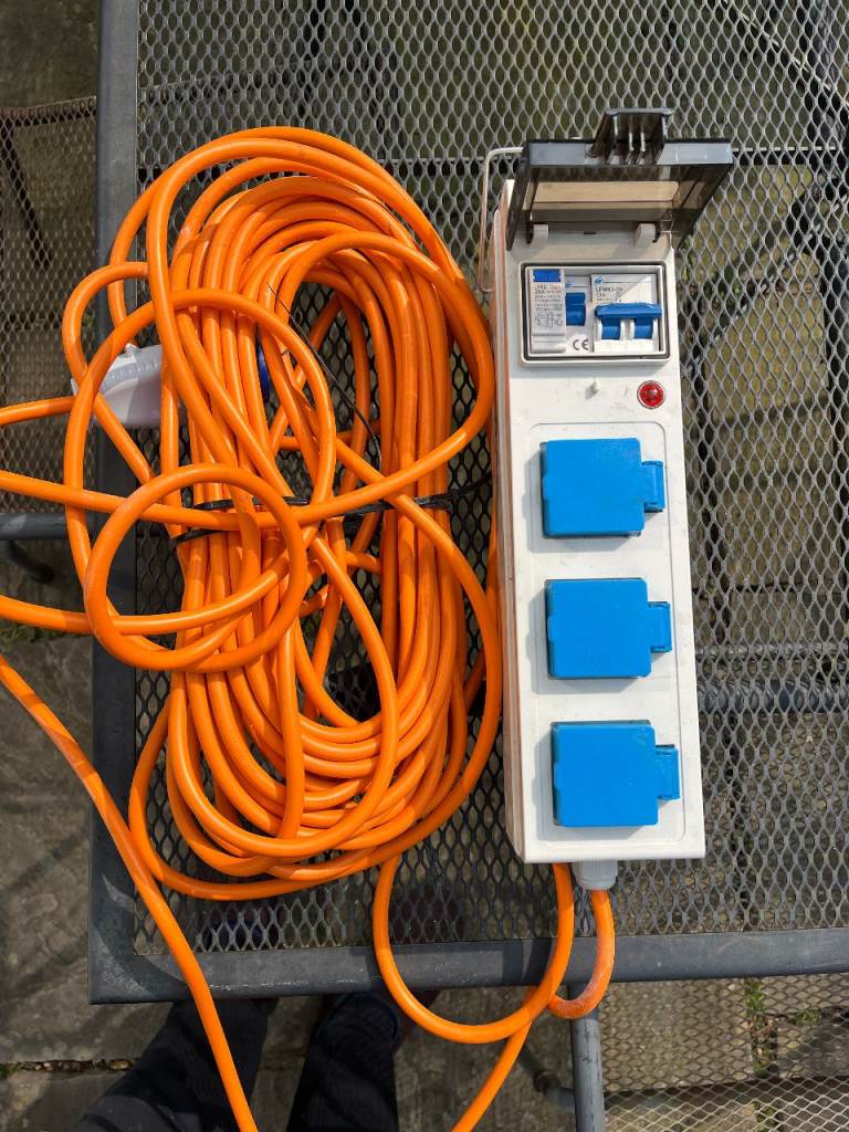 Crusader V762 Mains Supply Unit with 3 Sockets 15 meter Cable - For Camping & Caravanning