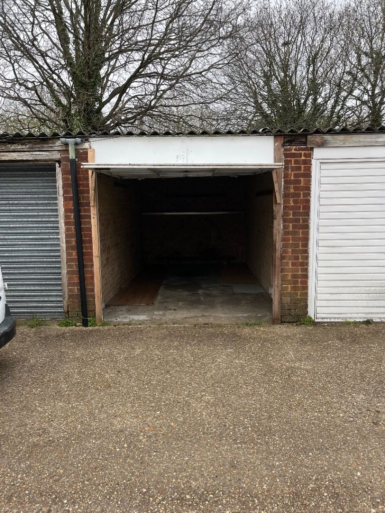 Garage to let in Romford 
