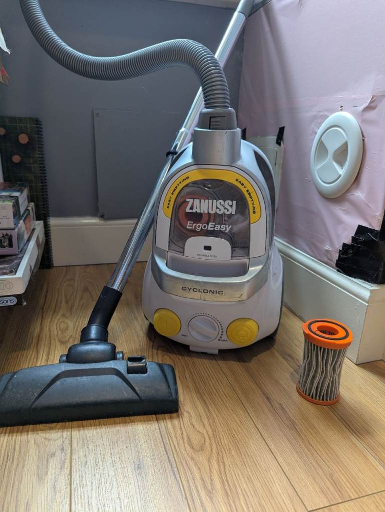 ZANUSSI ErgoEasy Cylinder Vacuum Cleaner - Good Condition