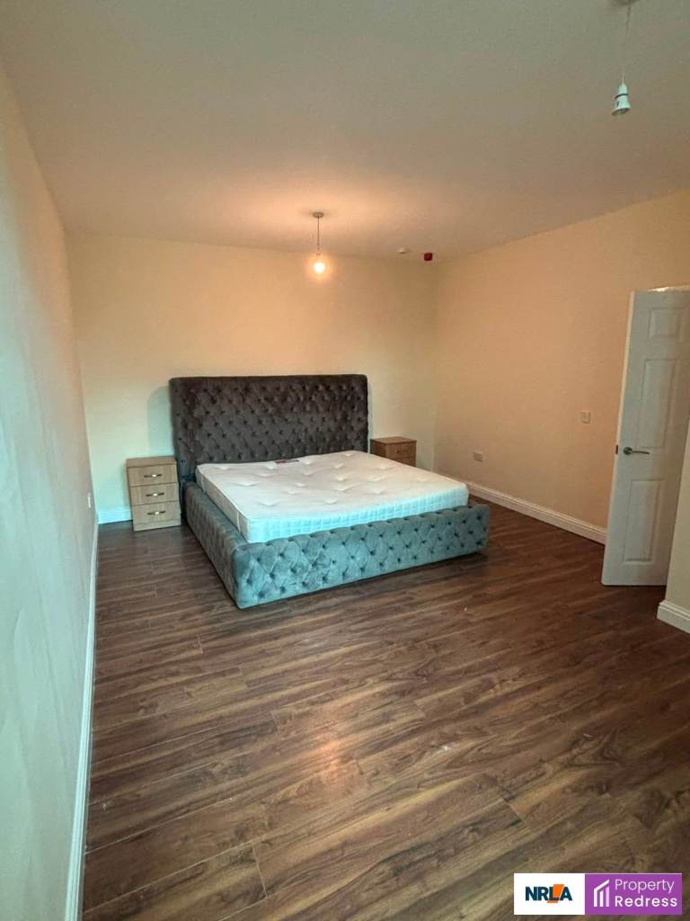 Furnished 1 bed flat in great BD1 city-centre location. Newly refurbished.