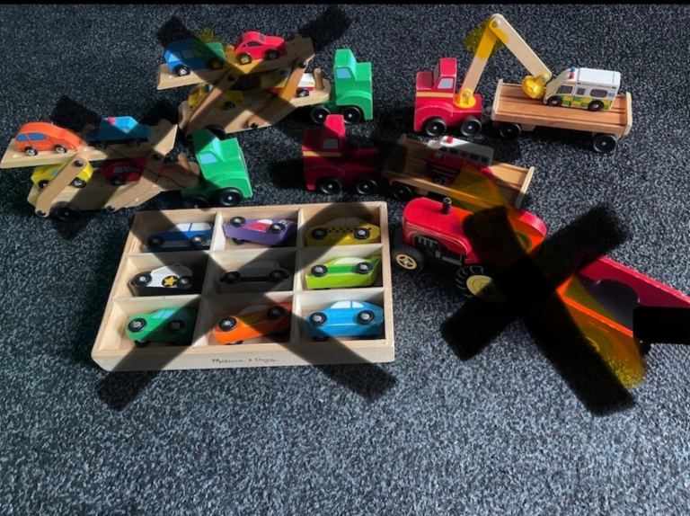 Melissa & Doug wooden toy magnetic car loader and car