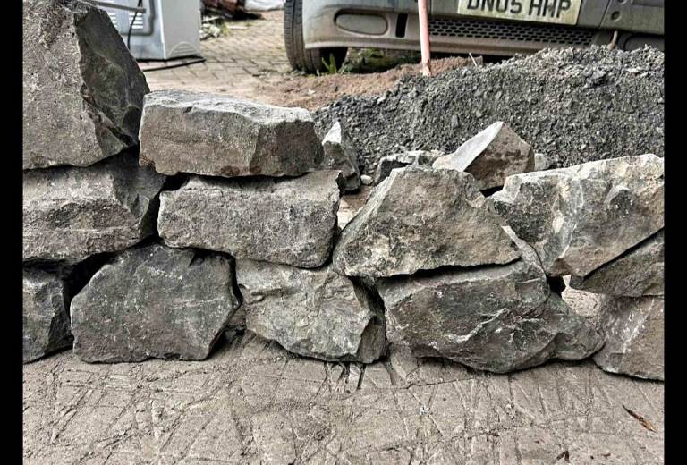 Reclaimed random whinstone / walling stone 