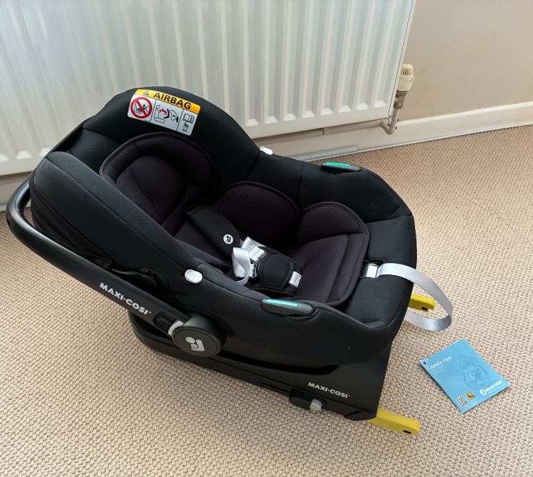 Maxi-Cosi CabrioFix i-size baby car seat and isofix base, £30.00 for Sale