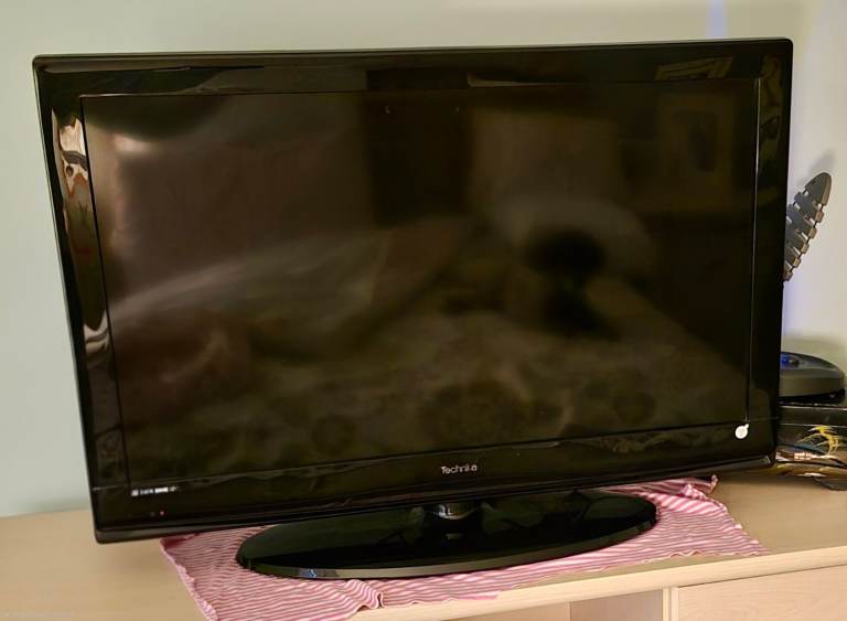 Technika 32" Flat Screen TV – Good Working Order