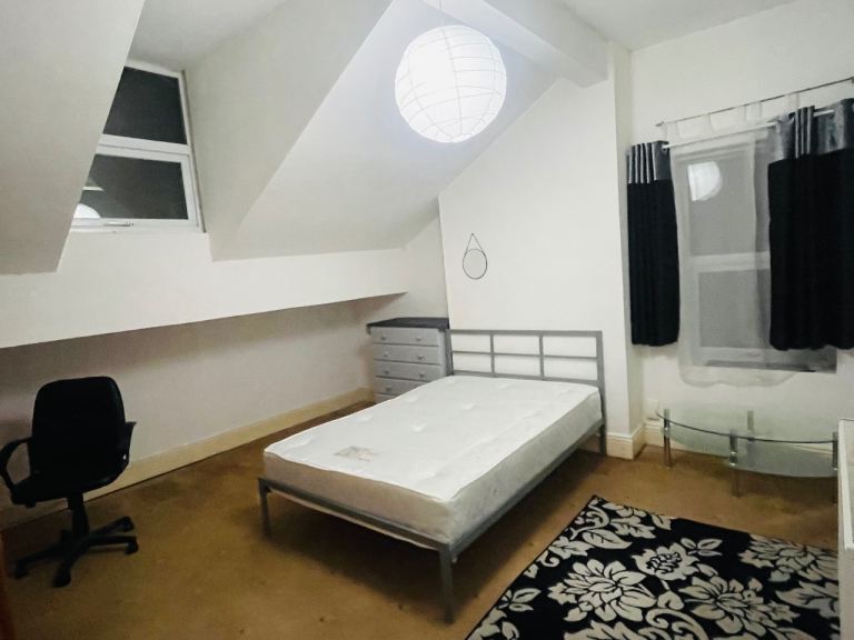 LARGE ROOM TO LET