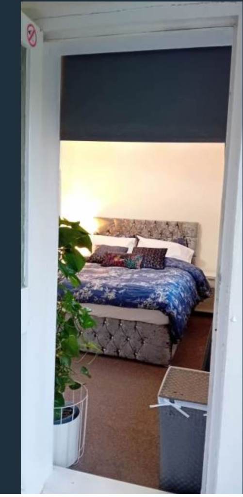 Spacious double room with balcony good bus connection 