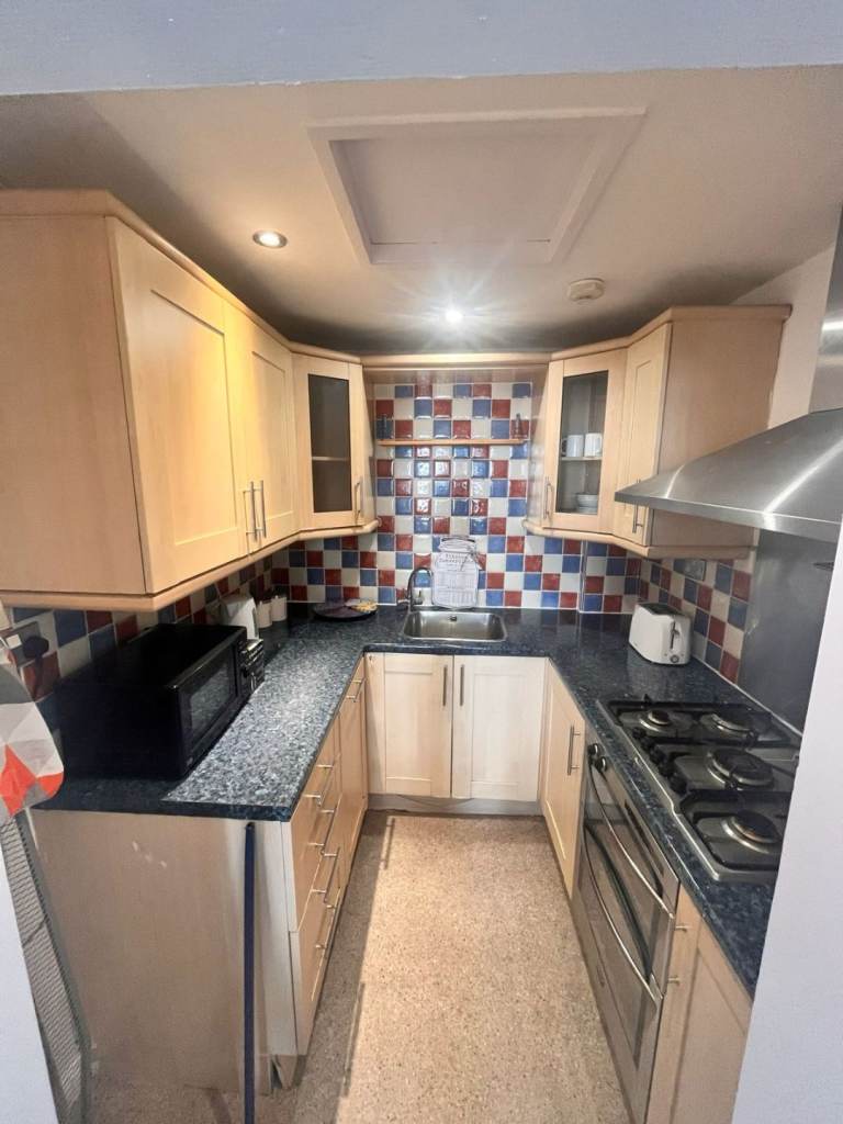 Two Bed Flat West City on Main Bus Route