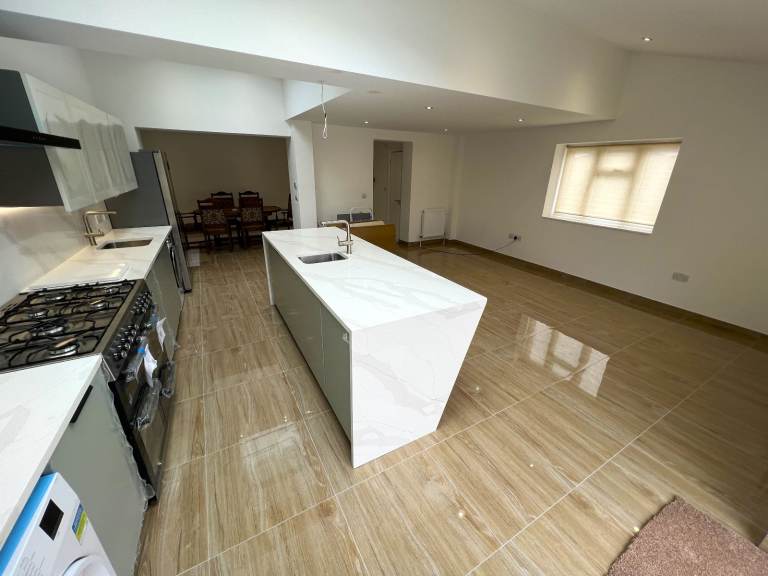 Out class spacious 5 bedrooms semi-detached house in Bakingside, Ilford --Company let allowed