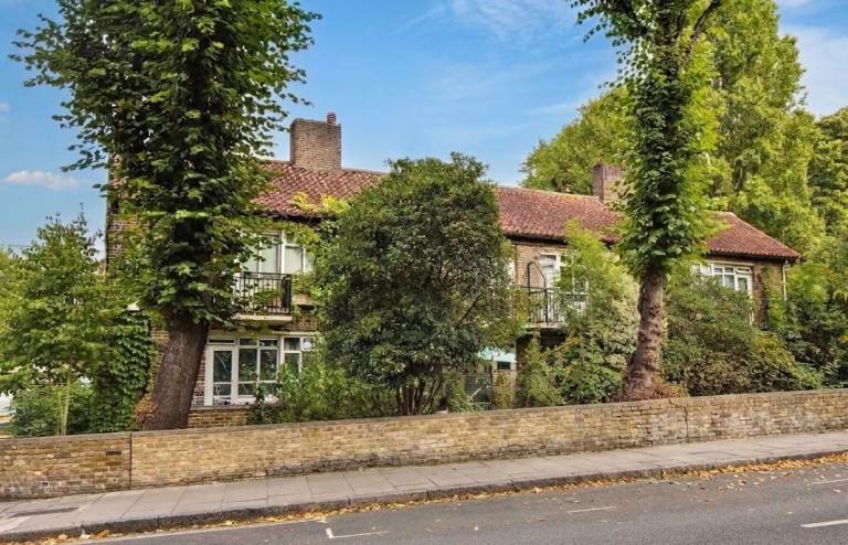 Studio-Style Room in London NW6 5UP