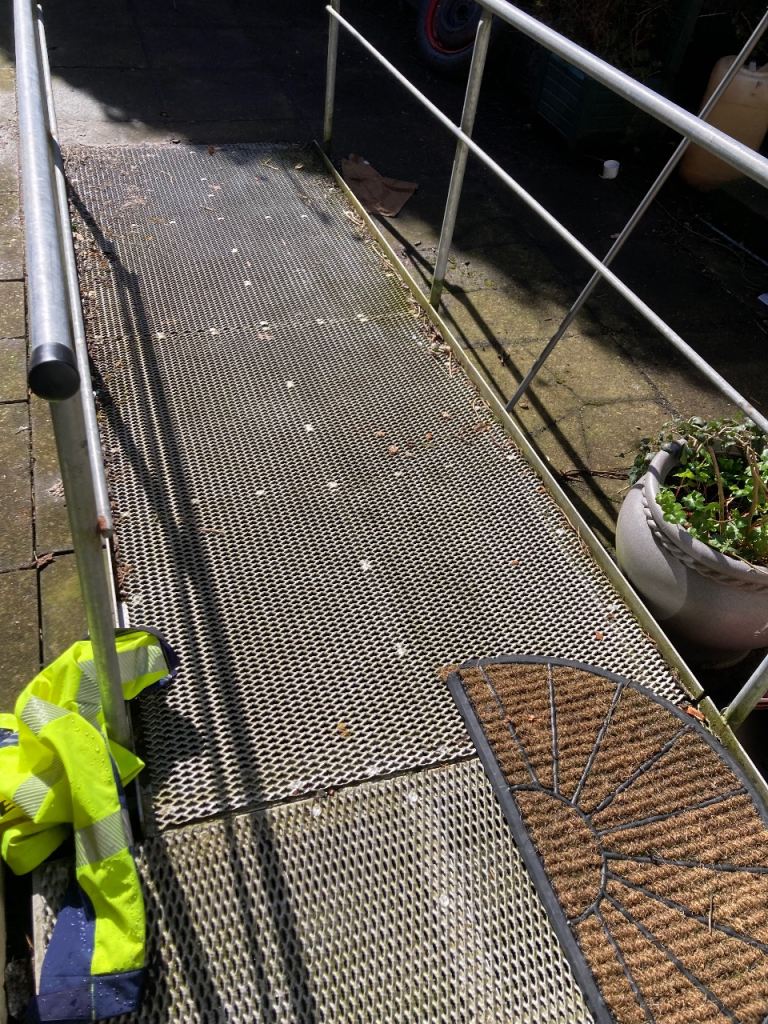 Free disability ramp with railings