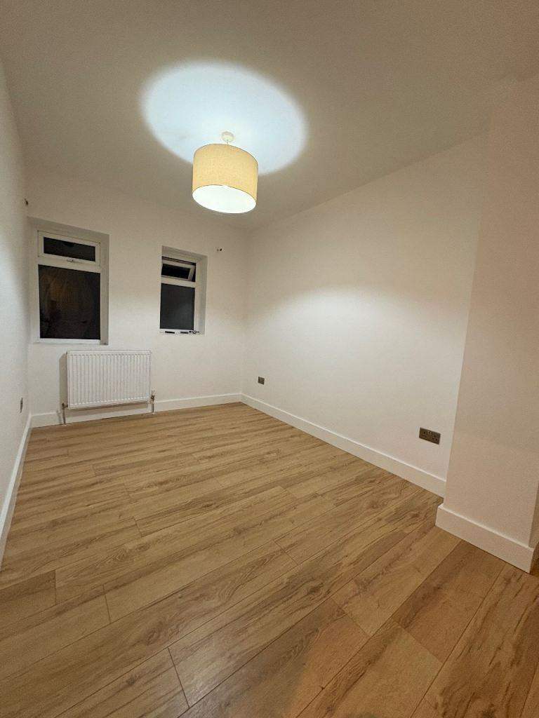 Spacious 3 Double Bedroom Apartment | 2 Bathrooms