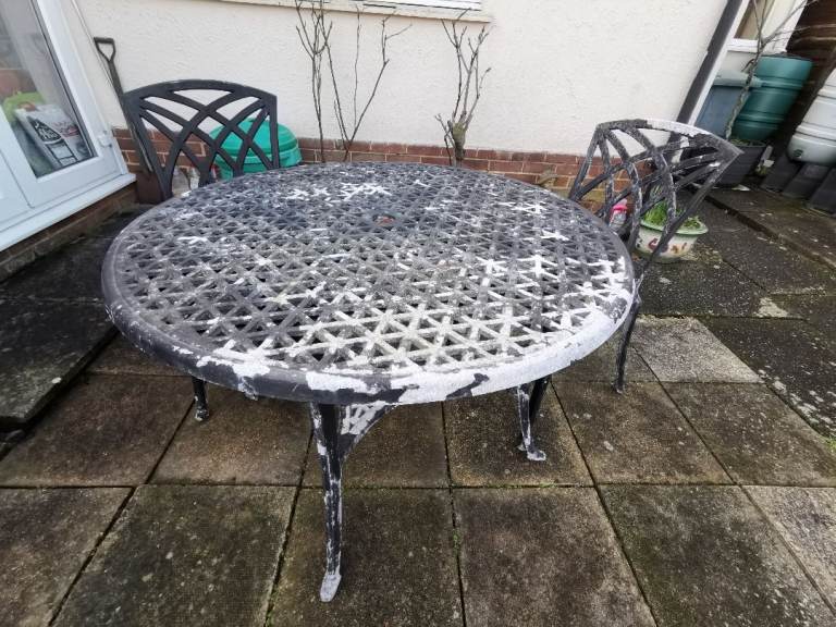 Metal garden table and 2 chairs 
