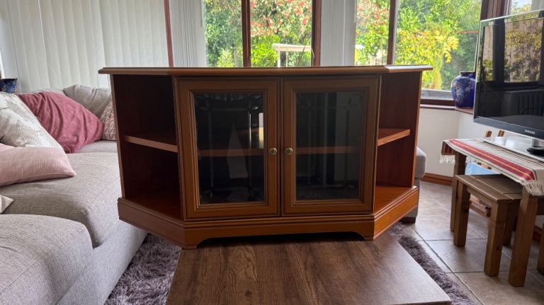 Traditional Dark Wood Corner TV Cabinet / Display Unit – Excellent Condition