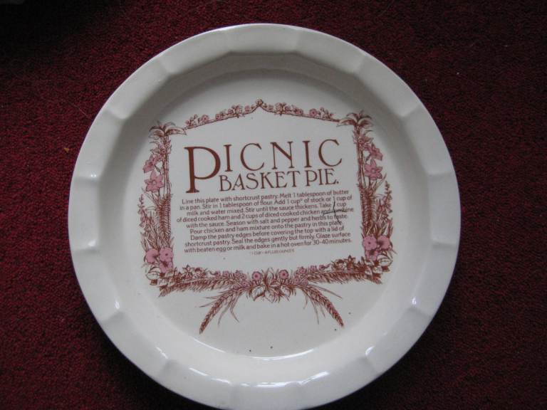 Brand New 24 cm T G Green Picnic Basket Pie Dish for £8.00