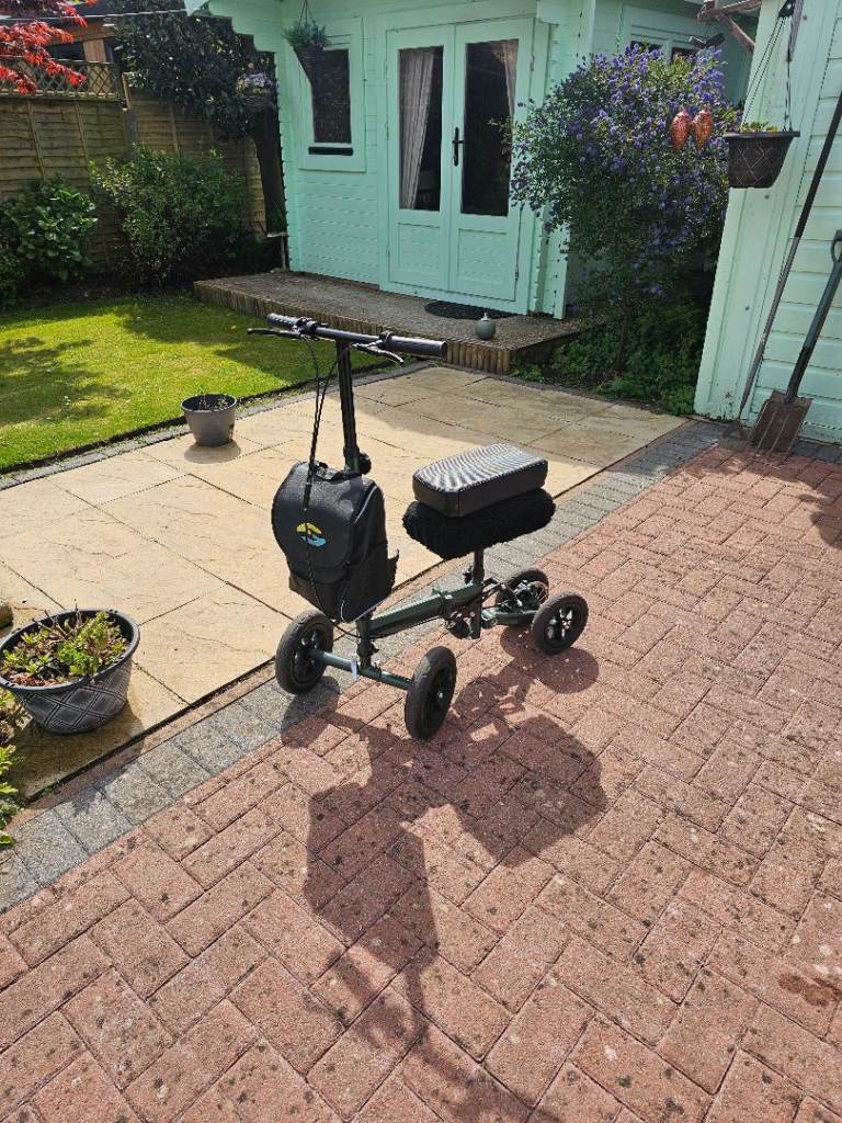 Knee Scooter by Helavo