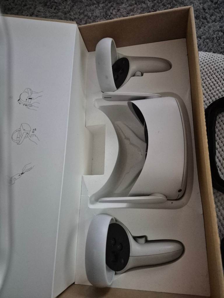 Meta Quest 2 VR, 2 controllers – White, Good Condition