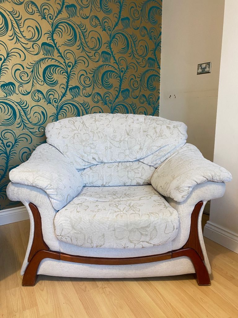 Sofa and 2 armchairs for sale 50 £