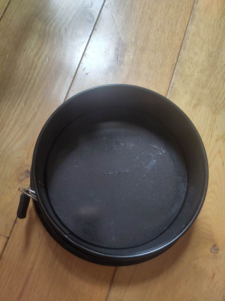 Non-stick cake tin